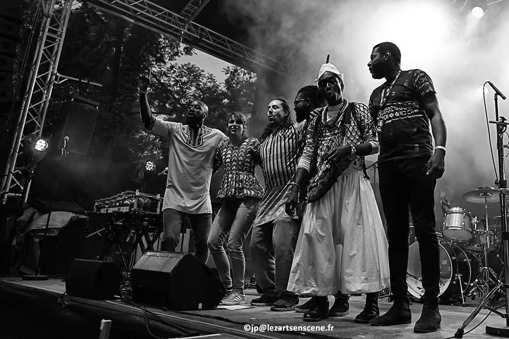 Koto Brawa en concert, photo 1